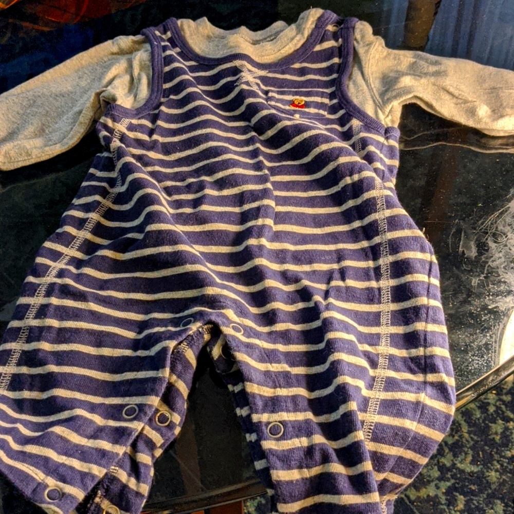 Carter's long sleeved Romper size 6 months